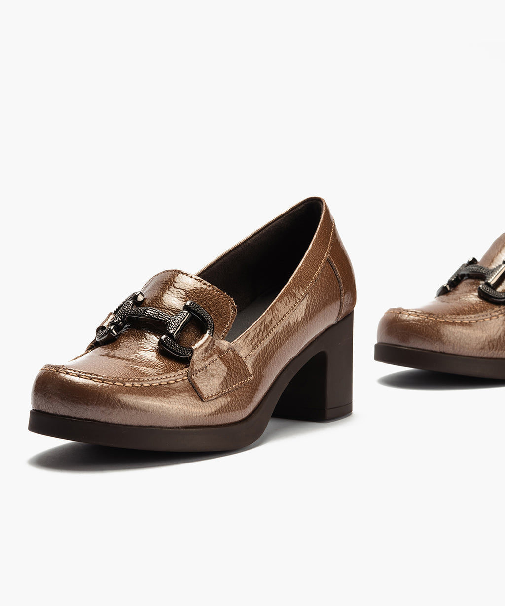 Mocasin en Charol con Adorno Topo
