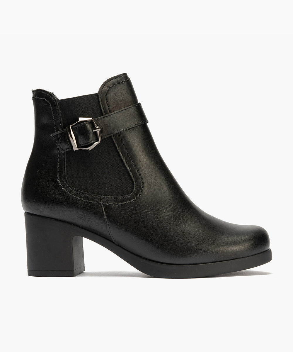 Botín chelsea en napa con detalle hebilla lateral y elástico Negro