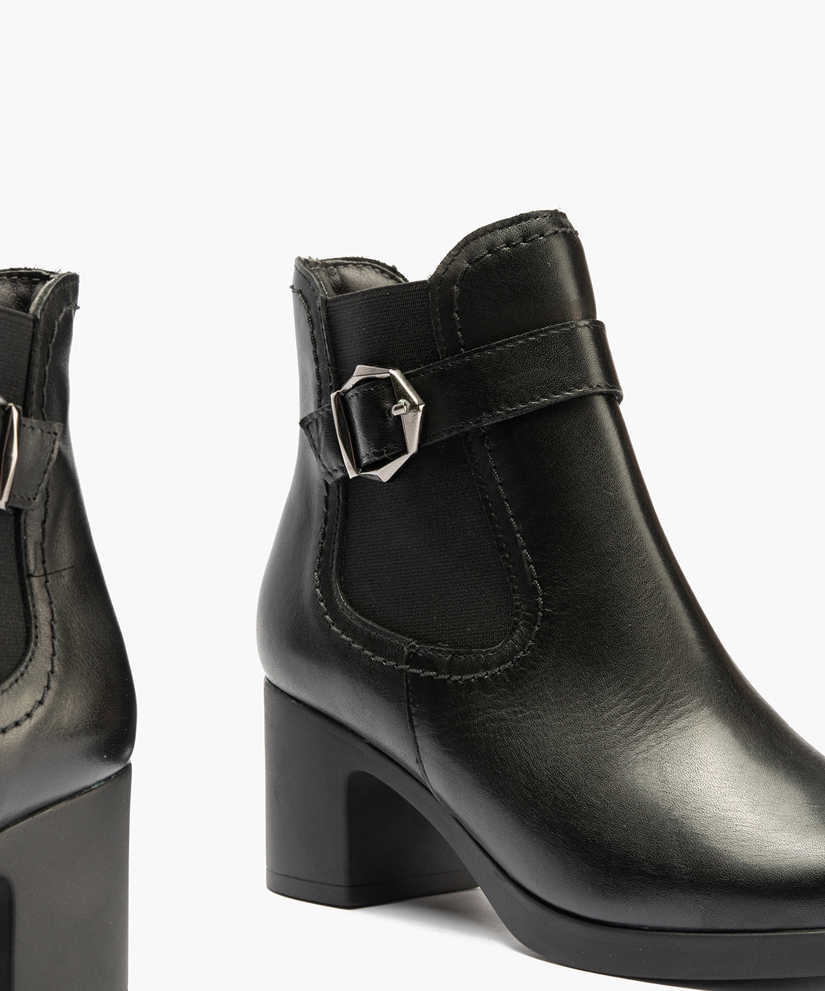 Botín chelsea en napa con detalle hebilla lateral y elástico Negro