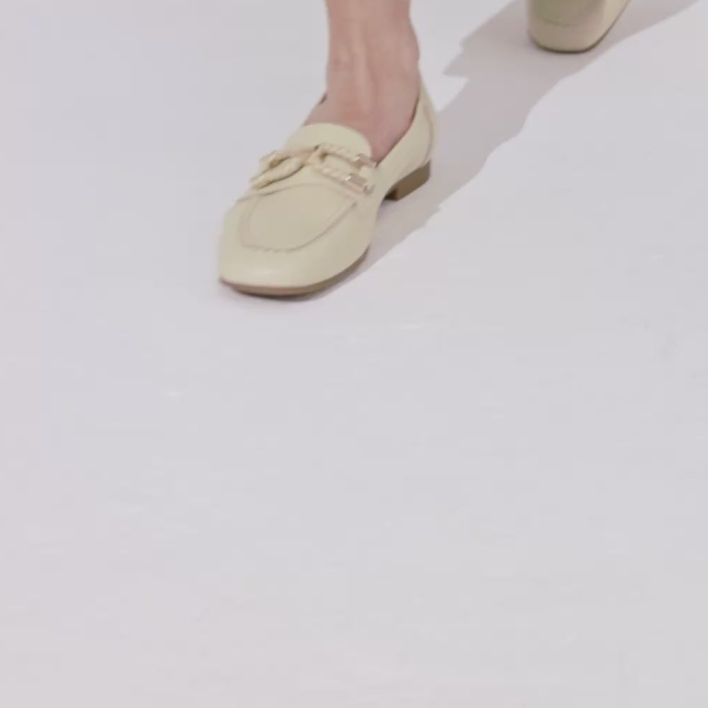 Mocasín plano en piel napa bombeada, con adorno Crema