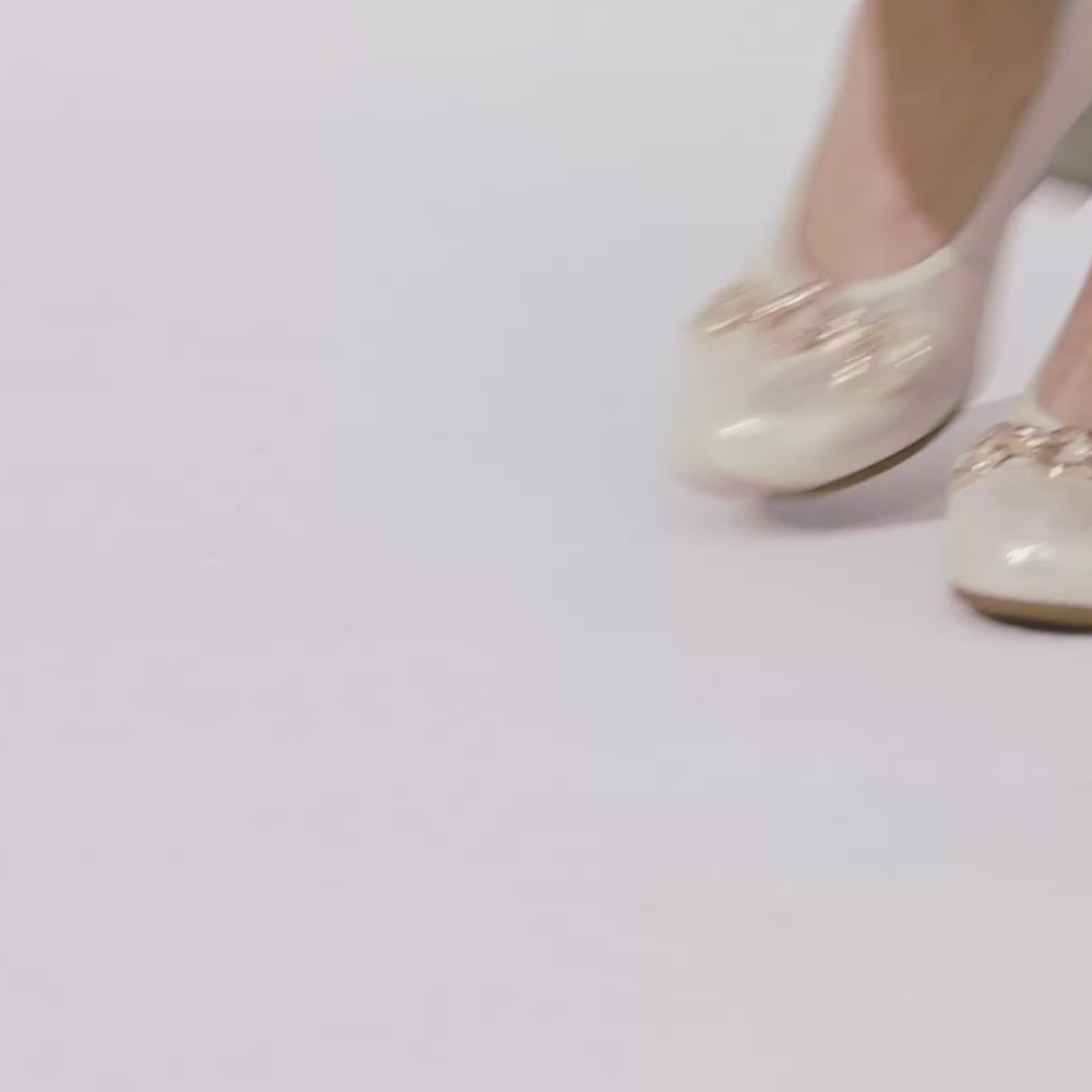 Zapato salón con tacón medio y adorno, en piel brillante Oro