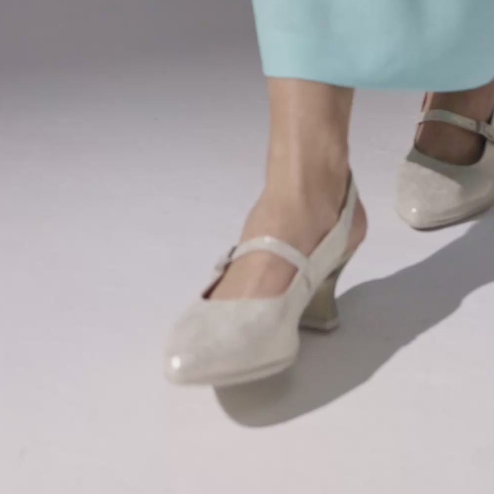 Zapato salón destalonado con tacón medio, en piel laminada y pulsera Oro