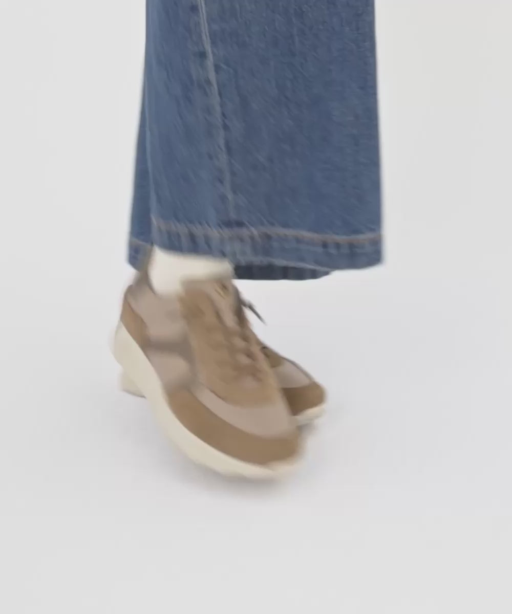 Deportivo combinado serraje, napa con grano y laminado con cordón elástico Topo