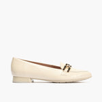 Women's moccasins in patent leather with cream metal chain